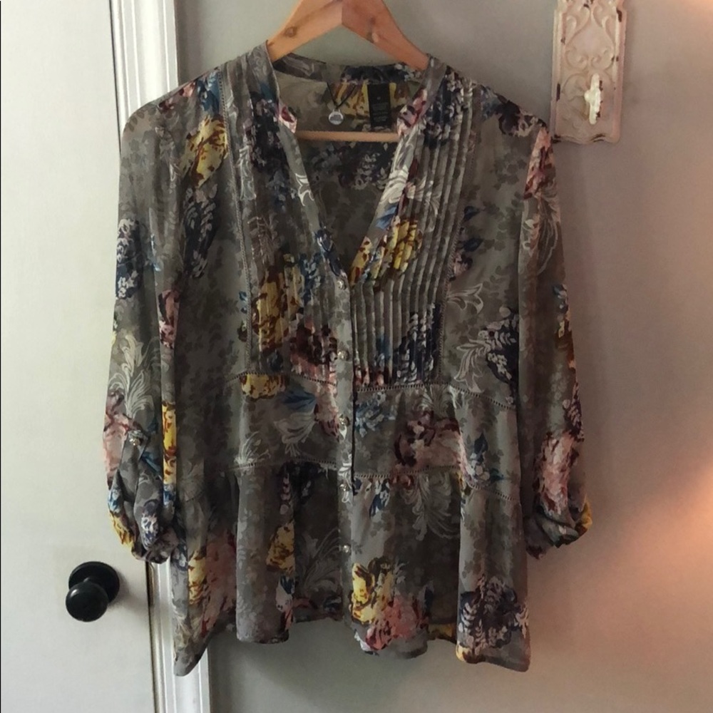 Gorgeous floral BKE blouse size Medium